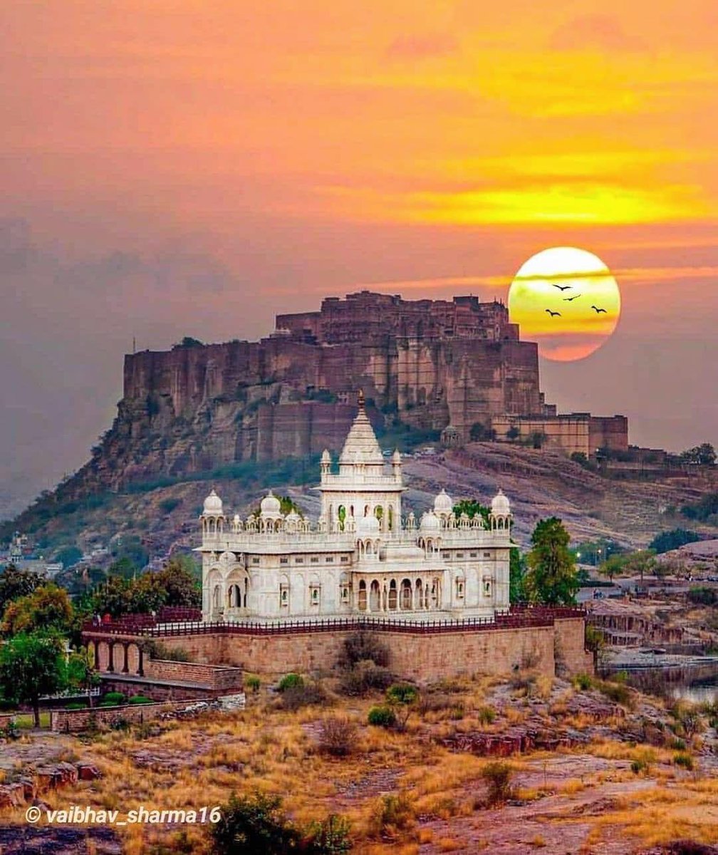 IndiaTales7's tweet photo. One of the largest fort of Bharat &amp; perhaps the only one that have never been breached by any invaders!

It’s wall rises in places to a height of 120ft &amp; is 70ft thick. 
Rudyard Kipling called it “the work of giants”. 

Mehrangarh means "Fort of the Sun". 
#RajasthanDay https://t.co/7jPHoViX6L