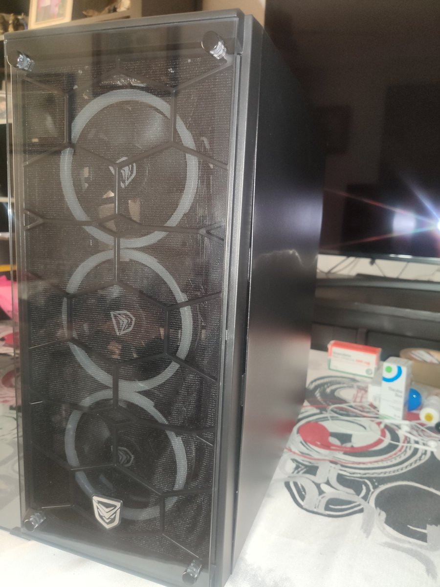 fmr1995's tweet photo. Montar un PC con @pccomponentes y notar que lo han montado con prisas...
+ Chapa trasera faltante
+ Tapa lateral cerrada forzosamente.
Para esto pago un montaje... https://t.co/anB3RvVNhn