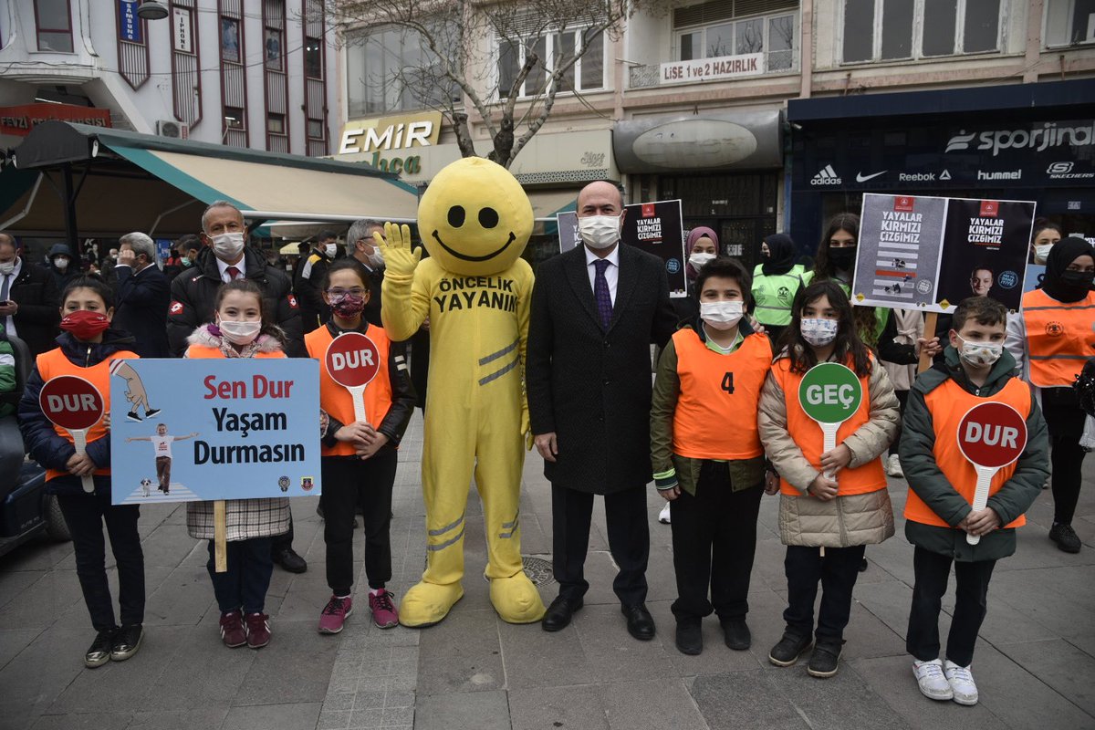 a_pekyatirmaci's tweet photo. “Öncelik Hayatın, Öncelik Yayanın” sloganıyla İçişleri Bakanlığımızın başlatmış olduğu kampanya kapsamında Trafikte Yaya Önceliği ve Güvenliği İçin Kırmızı Çizgimizi Çektik...

Sen dur,
Yaşam durmasın.

📍Zafer Meydanı

#YayalarKırmızıCizgimiz https://t.co/l30IGHBpVw