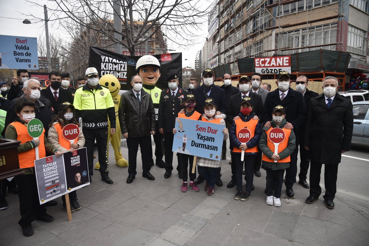 a_pekyatirmaci's tweet photo. “Öncelik Hayatın, Öncelik Yayanın” sloganıyla İçişleri Bakanlığımızın başlatmış olduğu kampanya kapsamında Trafikte Yaya Önceliği ve Güvenliği İçin Kırmızı Çizgimizi Çektik...

Sen dur,
Yaşam durmasın.

📍Zafer Meydanı

#YayalarKırmızıCizgimiz https://t.co/l30IGHBpVw