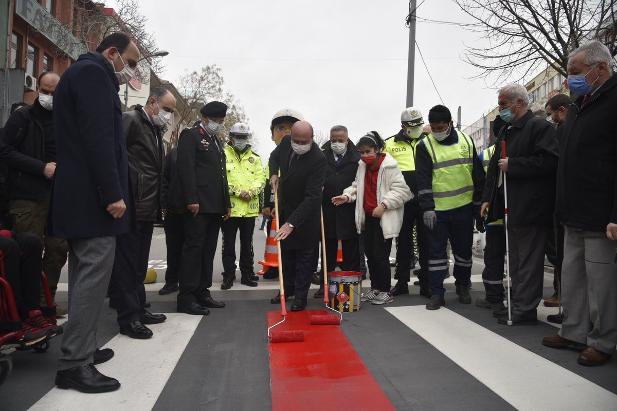 a_pekyatirmaci's tweet photo. “Öncelik Hayatın, Öncelik Yayanın” sloganıyla İçişleri Bakanlığımızın başlatmış olduğu kampanya kapsamında Trafikte Yaya Önceliği ve Güvenliği İçin Kırmızı Çizgimizi Çektik...

Sen dur,
Yaşam durmasın.

📍Zafer Meydanı

#YayalarKırmızıCizgimiz https://t.co/l30IGHBpVw