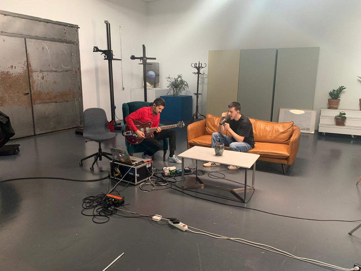 Esto sale el 
6 de abril con su video hd, su sonido .wav y la verdad estoy contento con el resultado ya me direis