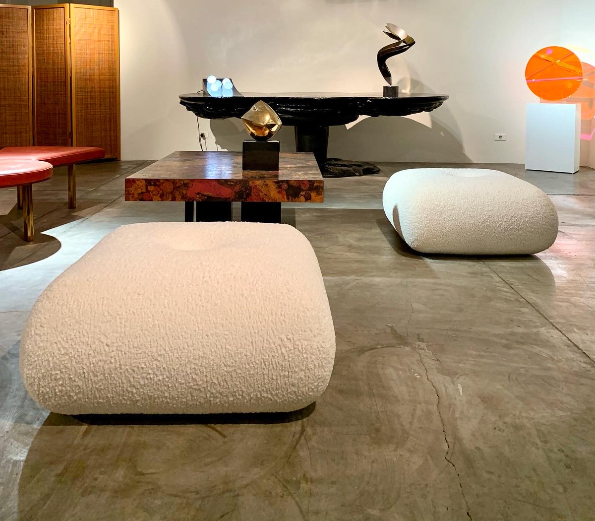 GalerieXXe's tweet image. Pair of white bouclette stools, design by XXe Siècle.
#pairofstools #bouclettefabric #designxxesiecle #blackdiningtable #louisdurot #plexiglasculpture #farhi #bronzesculpture #gilioli #curtisjere