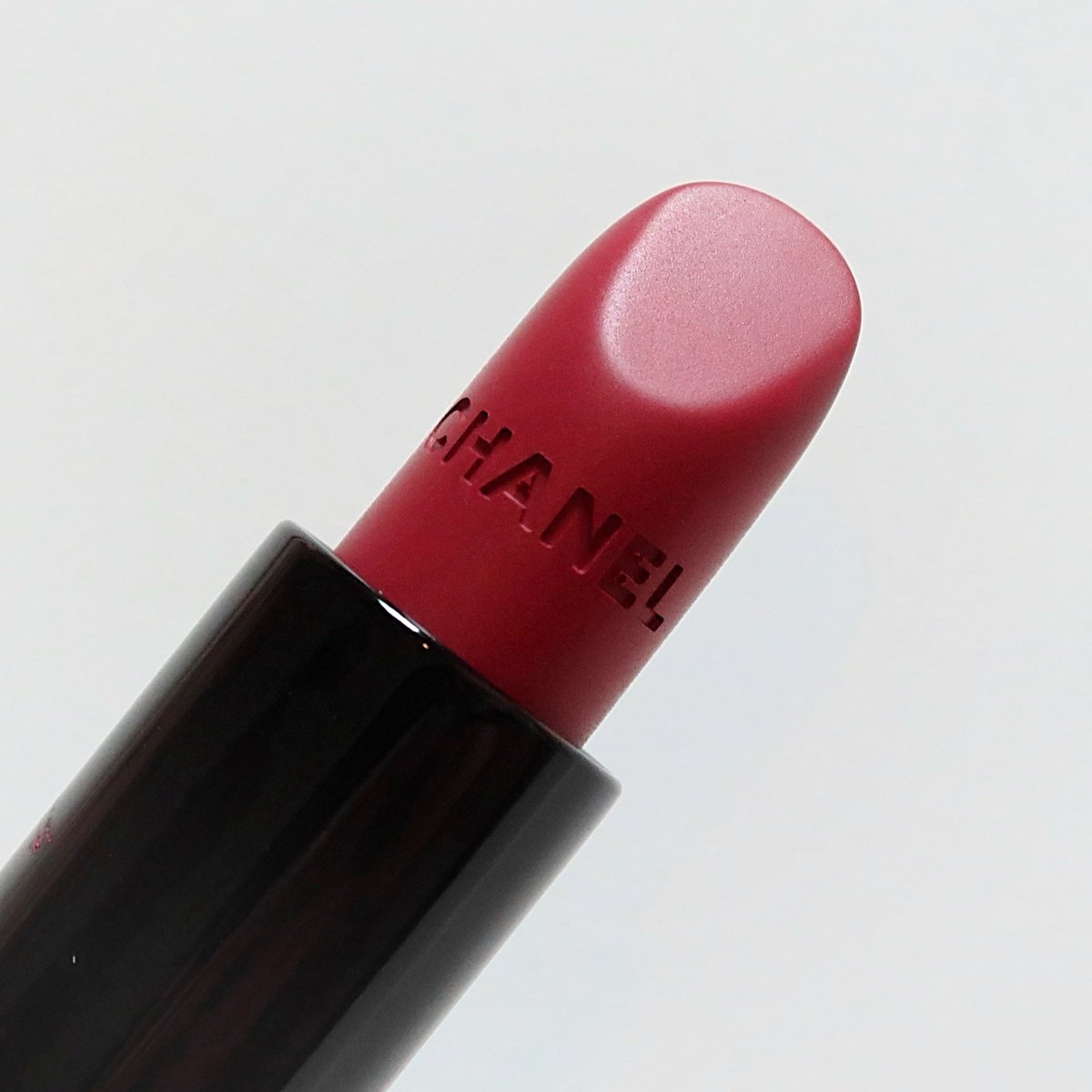 pimpuntaree's tweet photo. หยิบแท่งนี้มาทาทีไร คนถามตลอดว่าใช้ลิปอะไร CHANEL Rouge Allure Velvet Extreme เลยจ้า สี 132 Endless สีชมพูแดงก่ำ ทาแล้วหน้าผ่องมากกก แต่งหน้าเบาๆแต่ฟาดสีนี้คือ จบสวยปิ๊งงง✨ทาแล้วขลับผิวมาก สีนี้ทาได้ทุกสีผิวเลยค่ะ เนื้อเค้าจะแมทมากกก แต่สีชัดแน่น ก่อนทาบำรุงดีๆน้า https://t.co/5kNPzwo7JS