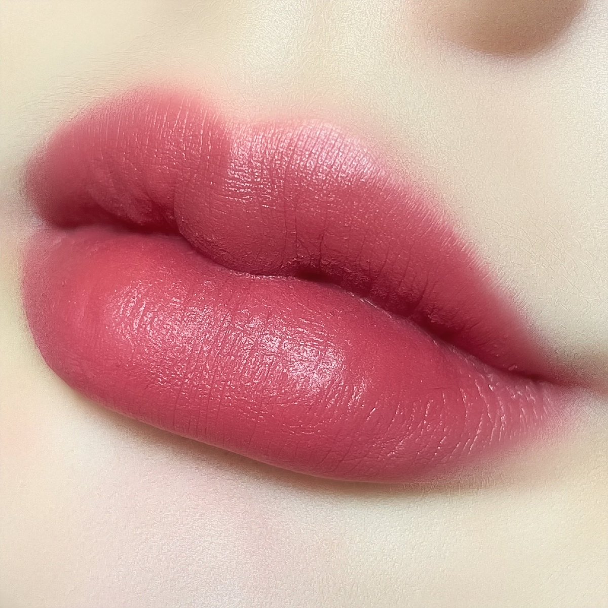 pimpuntaree's tweet photo. หยิบแท่งนี้มาทาทีไร คนถามตลอดว่าใช้ลิปอะไร CHANEL Rouge Allure Velvet Extreme เลยจ้า สี 132 Endless สีชมพูแดงก่ำ ทาแล้วหน้าผ่องมากกก แต่งหน้าเบาๆแต่ฟาดสีนี้คือ จบสวยปิ๊งงง✨ทาแล้วขลับผิวมาก สีนี้ทาได้ทุกสีผิวเลยค่ะ เนื้อเค้าจะแมทมากกก แต่สีชัดแน่น ก่อนทาบำรุงดีๆน้า https://t.co/5kNPzwo7JS
