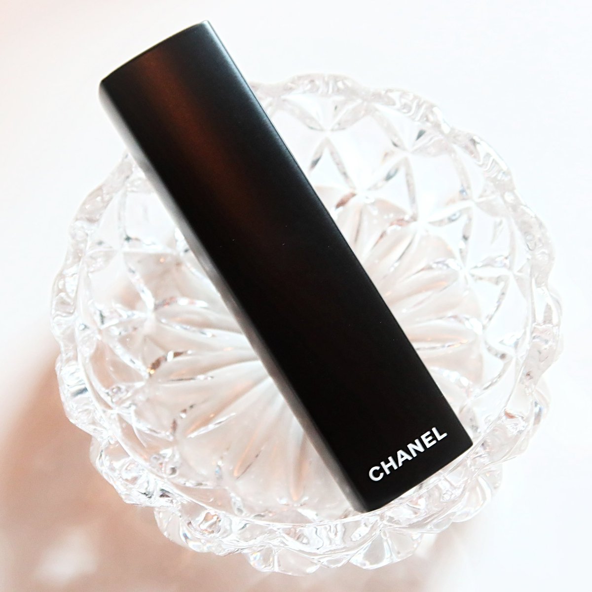 pimpuntaree's tweet photo. หยิบแท่งนี้มาทาทีไร คนถามตลอดว่าใช้ลิปอะไร CHANEL Rouge Allure Velvet Extreme เลยจ้า สี 132 Endless สีชมพูแดงก่ำ ทาแล้วหน้าผ่องมากกก แต่งหน้าเบาๆแต่ฟาดสีนี้คือ จบสวยปิ๊งงง✨ทาแล้วขลับผิวมาก สีนี้ทาได้ทุกสีผิวเลยค่ะ เนื้อเค้าจะแมทมากกก แต่สีชัดแน่น ก่อนทาบำรุงดีๆน้า https://t.co/5kNPzwo7JS