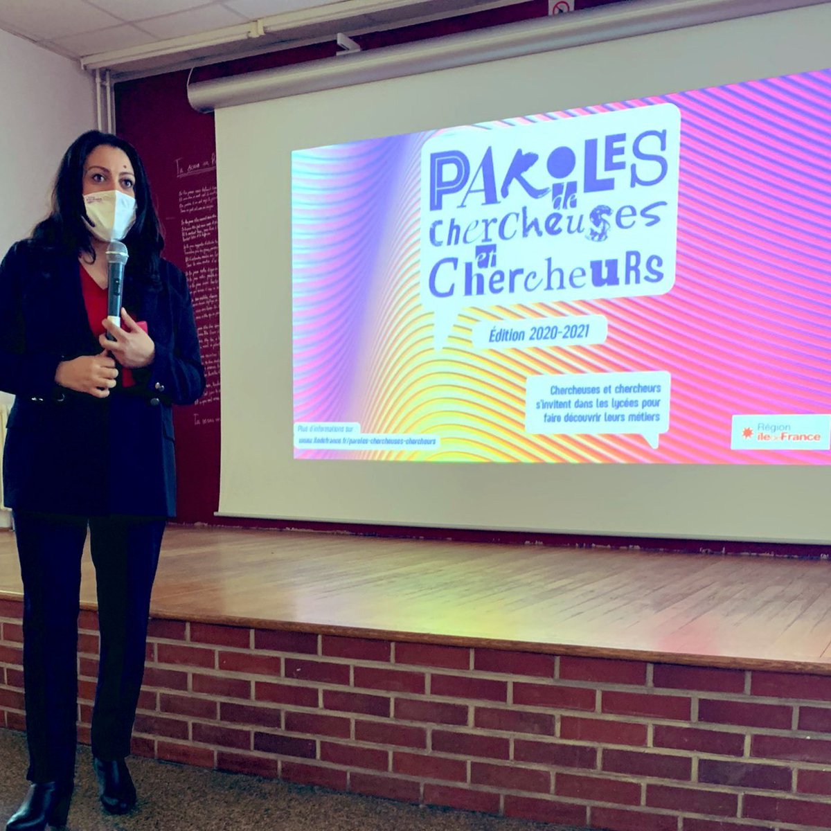 cendrinecruz's tweet photo. 100 interventions dans les lycées @iledefrance entre 2020 et 2022 "Paroles de chercheuses et chercheurs". La 16e  avec @AmandaSilvaBru1 à #clamart devant 50 lycéennes et lycéens : vocation, métier, recherches, filières scientifiques, la science au plus proche des jeunes. https://t.co/bhUNjPl7qe