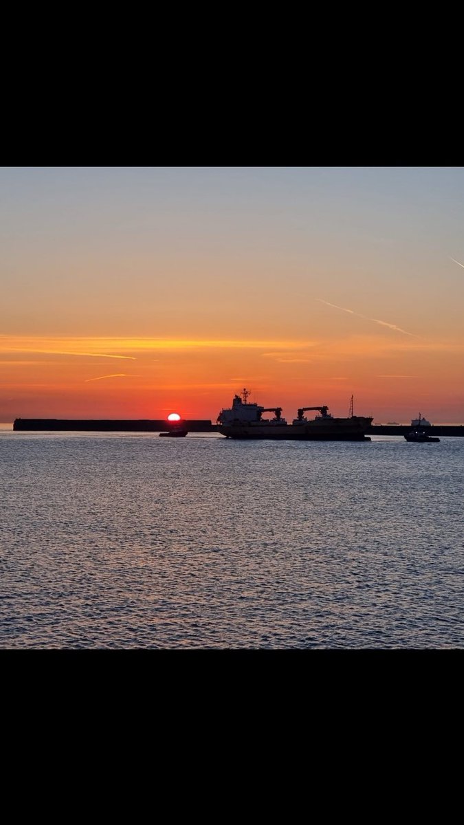 Hammond_Agency's tweet photo. #Balticpurple in @Port_of_Dover. #sunrise @InvestInDover @ShipsInPics #maritime #shipping #containership #SupplyChain #seatrade #PODCL @ReeferTrends https://t.co/FmnOX5VpHu