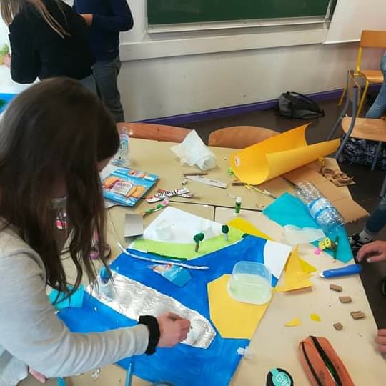 MuseeMobile's tweet photo. Des nouvelles du #CollegeLesGarcins de la @VilleBriancon ! Les 4e et 6e ont prolongé l'atelier de novembre avec le MuMo autour d'une ville utopique. Le résultat est complètement fou ! Le MuMo sera à Briançon en novembre 2021 avec l'expo Objectif Terre du @CNAPfr et du @FRACPACA https://t.co/1L4DK0SX7k