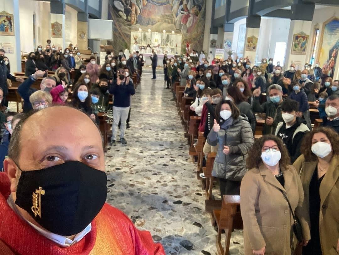 ImprovvisArt's tweet photo. Un tempo eravamo noi dal palco a fare i #selfie con il pubblico, ma oggi è evidentemente consentito solo questo. #Trani, 28 marzo 2021.
Santuario Parrocchia Madonna Di Fatima.
#teatro #chiesa #parrocchiamadonnadifatima #spettacolo #covid https://t.co/7kIMeRHqAs