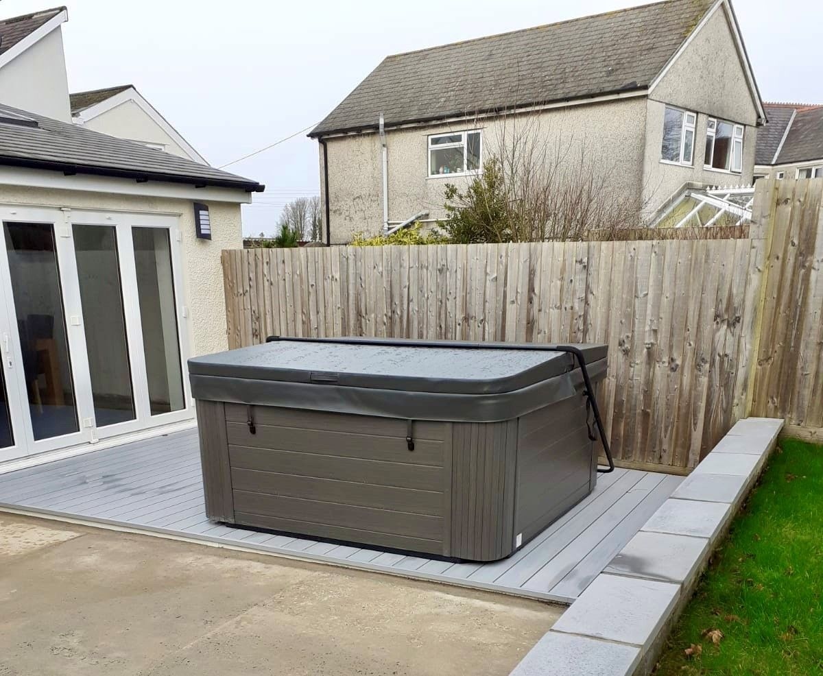 mayfielddecking's tweet photo. Love this recent installation by Mayfield Wales! This hot tub decking is a luxurious addition to this residential property. It is the perfect place to relax  🍷☺

#themayfieldgroup #hottub #luxury #garden #decking https://t.co/P38iCqjFEP