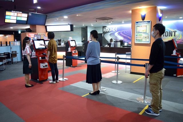 ラウンドワン横浜駅西口店 受付 精算時は間隔をあけて整列をお願い致します 床へテープでラインを引いておりますのでその間隔を守ってお並びください お客様の御協力により 安心安全を御提供致している事心より感謝申し上げます ラウワン 横ラ