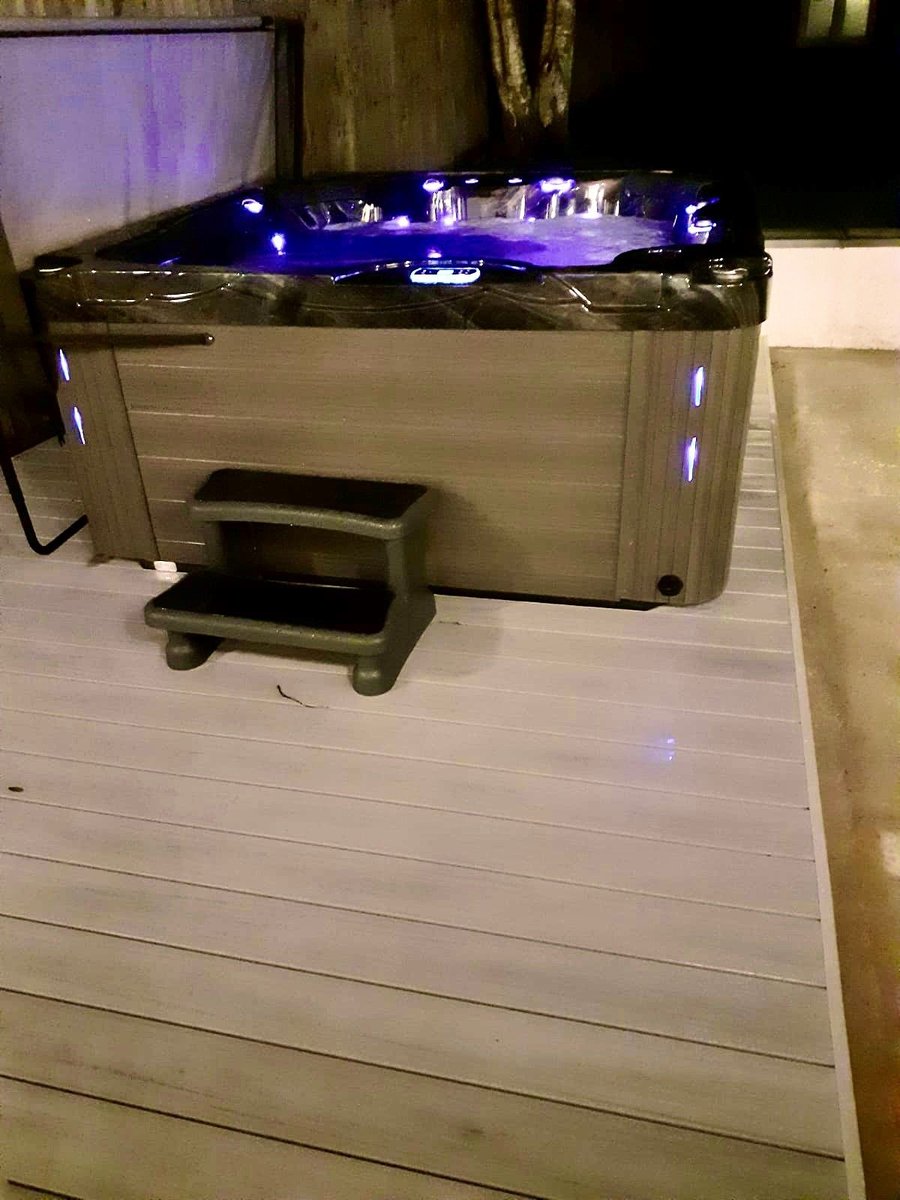 mayfielddecking's tweet photo. Love this recent installation by Mayfield Wales! This hot tub decking is a luxurious addition to this residential property. It is the perfect place to relax  🍷☺

#themayfieldgroup #hottub #luxury #garden #decking https://t.co/P38iCqjFEP