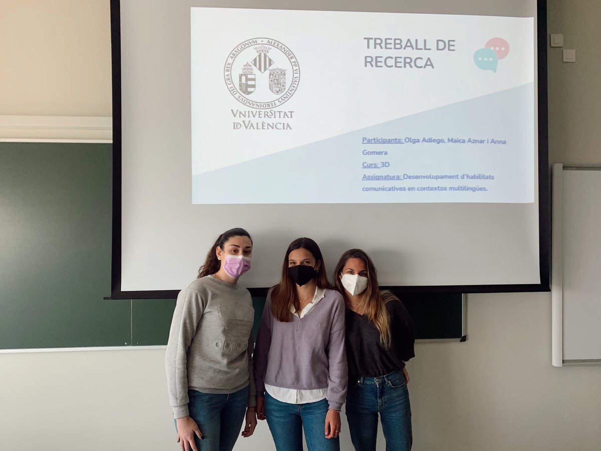 somllum1's tweet photo. Hui hem exposat, junt a la resta de la classe, el treball de recerca grupal 🤩 https://t.co/3HyUNSIxxA