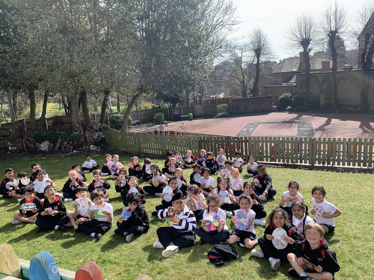 NottsHighIJS's tweet image. 🐣Year 2 have had an ‘eggcellent’ time searching for their eggs in the beautiful sunshine! ☀️#somuchmore #egghunt2021