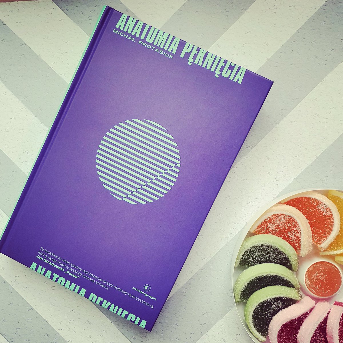 nerdheimpl's tweet photo. Właśnie dotarła do nas najnowsza premiera #Powergraph, #AnatomiaPęknięcia #MichałProtasiuk. Jesteśmy bardzo ciekawi tego #sciencefiction analizującego skutki izolacji i przejścia do pracy i kontaktów online.
#nearfuture #lockdown #czytanie #powieść #fantastyka #książka #nerdzenie https://t.co/EwlF9tFj2D