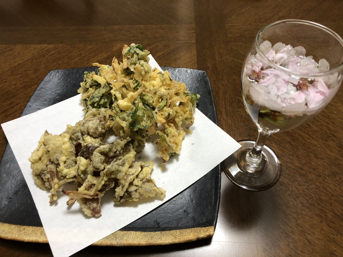 つる来 農園のおにいさんにドクダミの新芽を天ぷらにすると美味しいと聞いたので明日葉と玉葱のかき揚げと一緒に作ってみました ドクダミの新芽は生で食べるとパクチーのような味でビックリです 真鶴 酵素玄米 春の味覚 ドクダミ 天ぷら