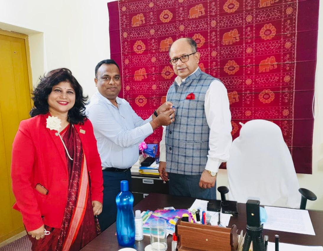 Amar4Odisha's tweet photo. It was a proud moment for me to felicitate Jayshree Mohanty as the First Lady District Governor of the @Rotary Odisha chapter. I hope this inspires more women to take leadership roles.
(1/2) https://t.co/sHC5XzpAC7