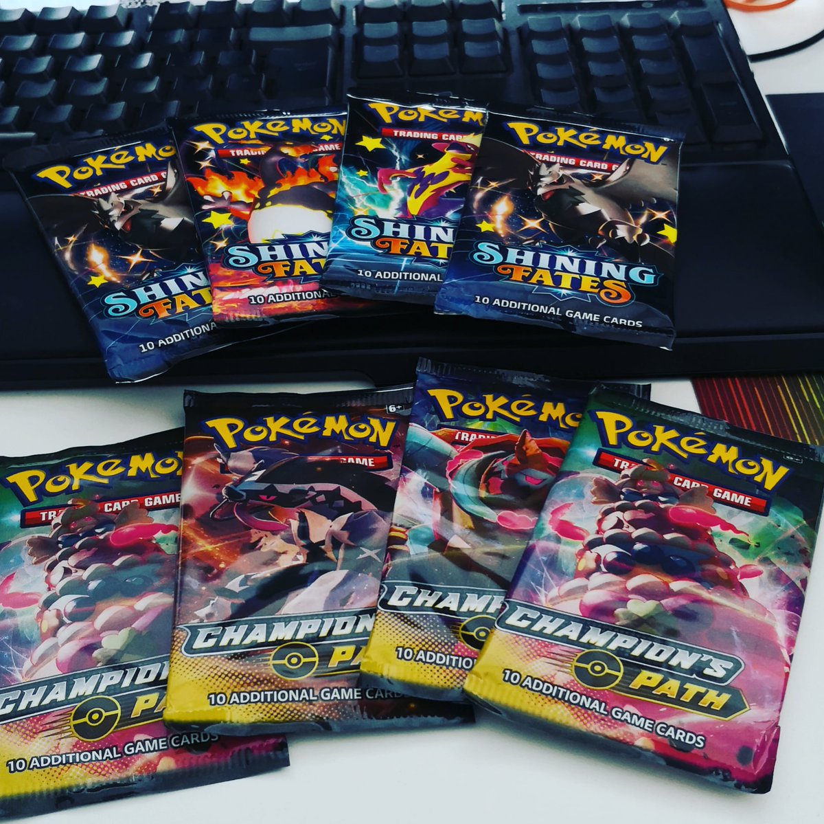 Neue Booster angekommen, das Opening heute Abend nicht verpassen!!!! Link findet hier auf meinem Profil ✌🏼

#twitchDE #twitch #twitchstreamer #pokemon #booster #opening #pokemontcg #ShiningFates #ChampionsPath #gaming #youtube