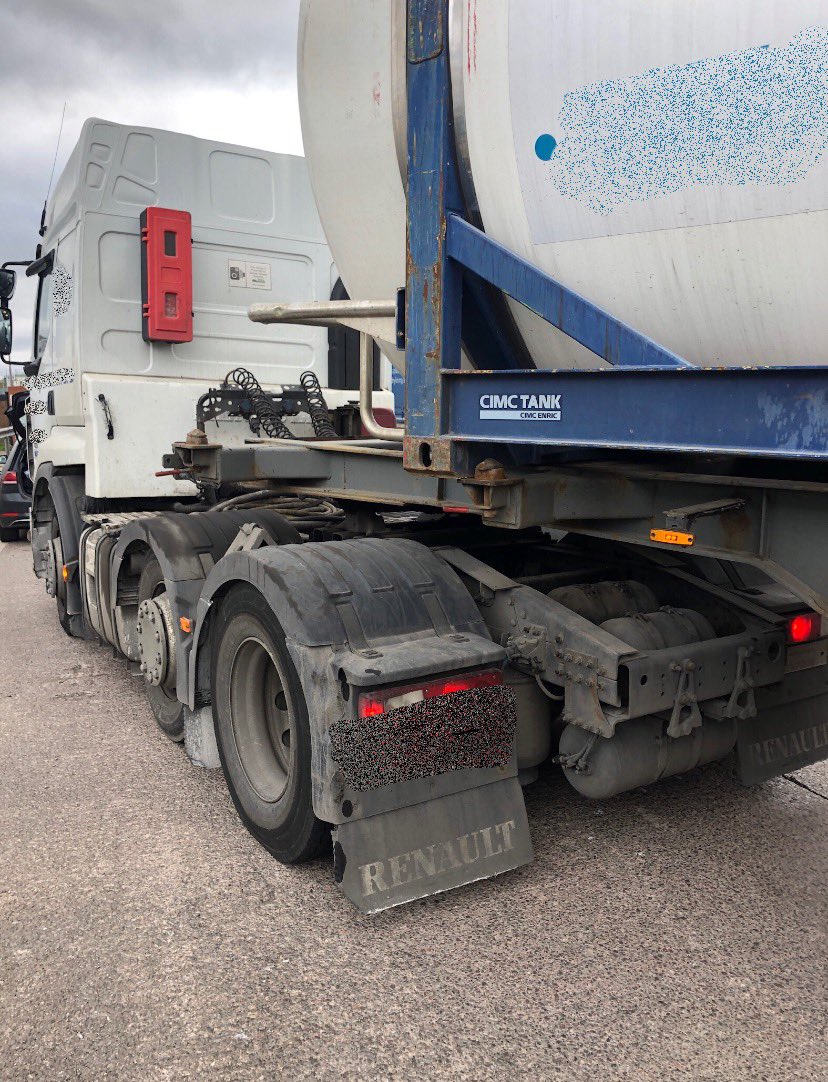DVSAEnforcement's tweet photo. Unbelievable insecure load spotted by our VE on the #M6

Driver was adamant they had secured the container(carrying flammable liquid)🔥 

They had correctly fastened the twist locks, they just hadn’t noticed the container wasn’t sitting on them to be secured😳

Disaster averted🚫 https://t.co/LHLaxi6jga