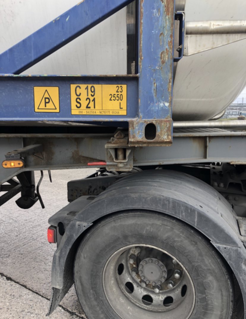 DVSAEnforcement's tweet photo. Unbelievable insecure load spotted by our VE on the #M6

Driver was adamant they had secured the container(carrying flammable liquid)🔥 

They had correctly fastened the twist locks, they just hadn’t noticed the container wasn’t sitting on them to be secured😳

Disaster averted🚫 https://t.co/LHLaxi6jga