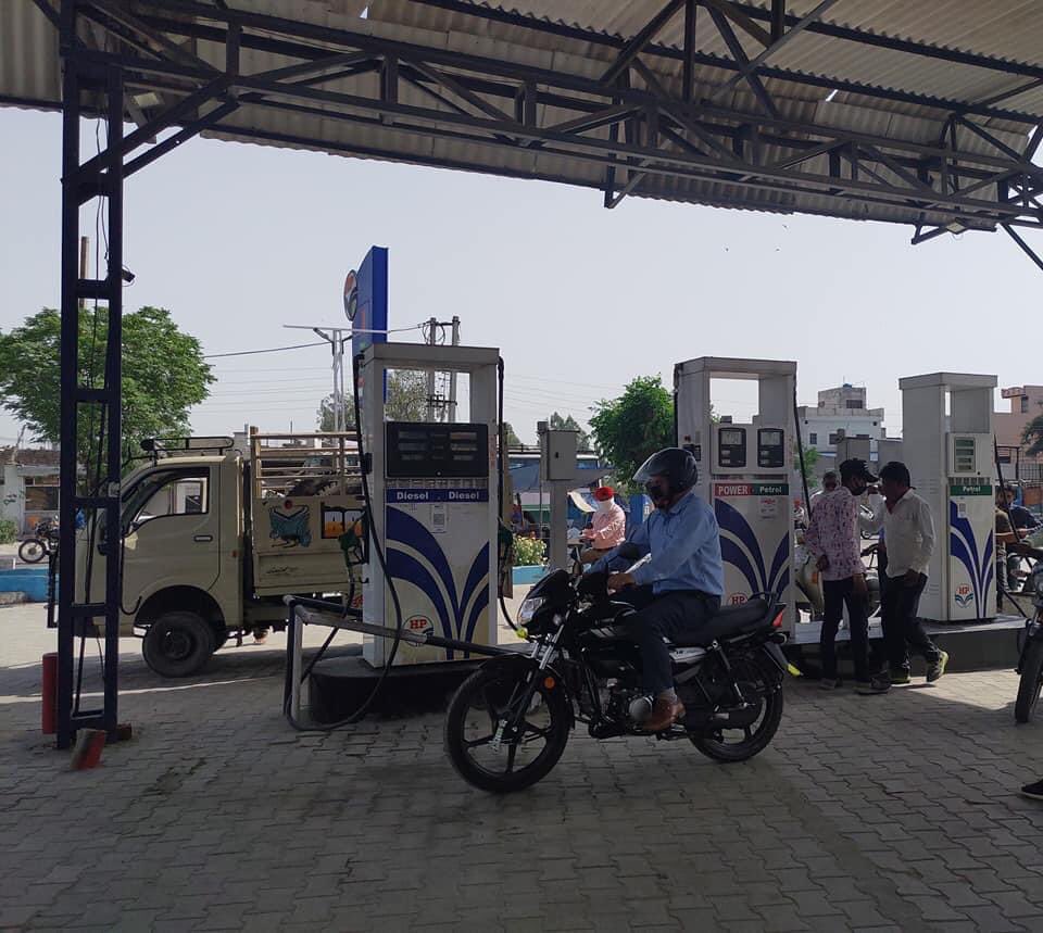 Some glimpses from the day after the close of our 9-week-long campaign, #YayFor1K! Watch this space, friends, for the names of lucky winners from Week 9 🤩
We, at Alka Service Station, reiterate our commitment to keep #DeliveringHappiness to all our valued customers💙❤️
<a href="/Rg03Goel/">Rajeev Goel</a>