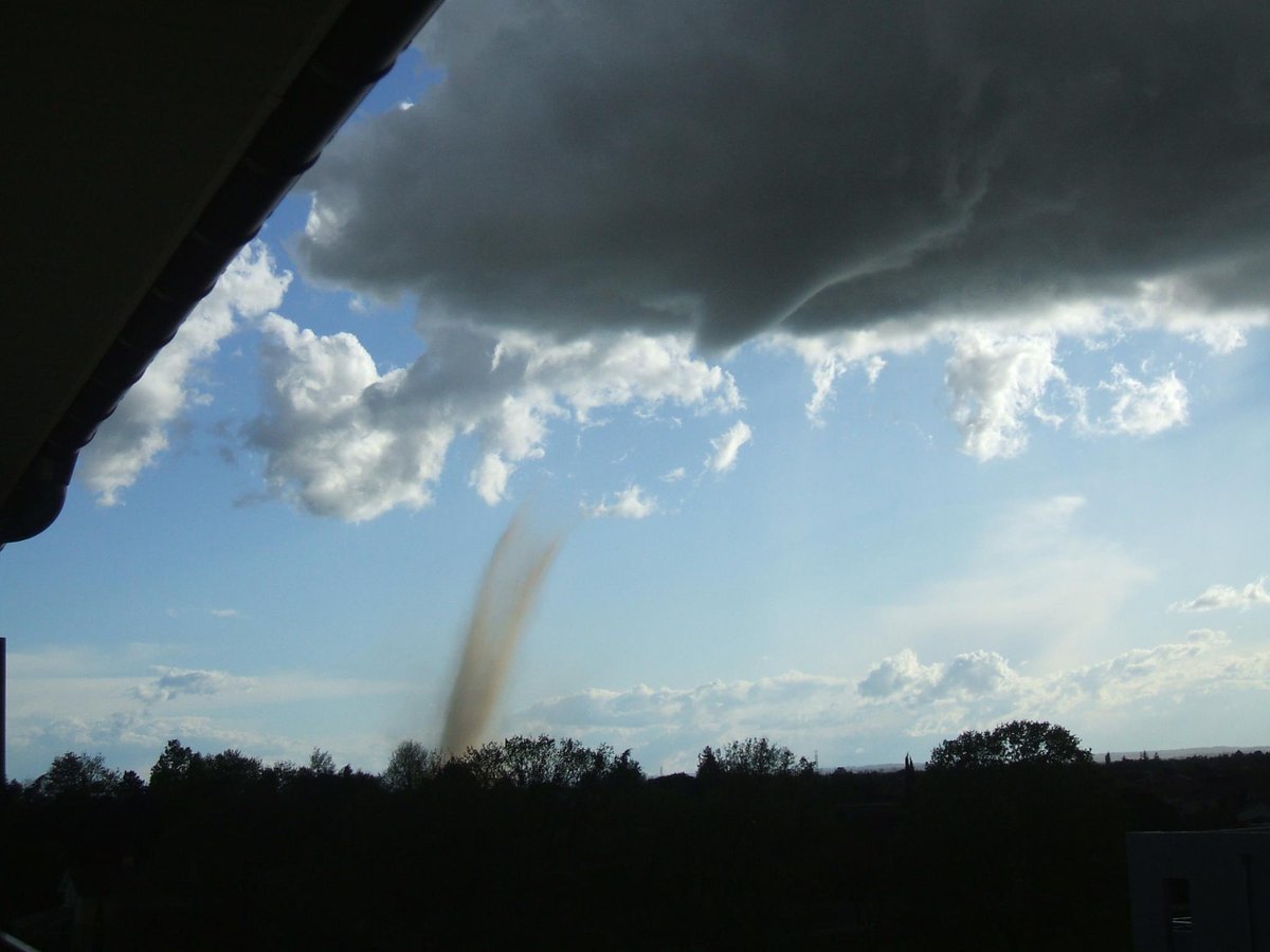 stormchaser_a81's tweet photo. @AnneLubedyle @caro_ligne @quota_atypique @inactinique La voici ! 🌪️En effet @AnneLubedyle c'est cette #tornade (le graal d'un chasseur d'orages, ici photographiée depuis ma terrasse...! 😅📸) qui est aussi à l'origine de mon inscription sur Twitter #avril2012 🤩 https://t.co/FV8OD1styG