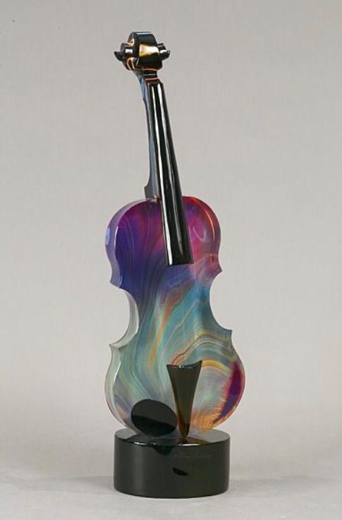 CapeTalk's tweet photo. [ON AIR] Have you ever lost a piece of sentimental value? Several years back, Andy Mac from @macstanley bought a glass violin in Italy, which was later stolen here in Cape Town. Have you seen it? 

Andy chats to @pjchudson about having his precious instrument stolen. https://t.co/f0pM9ks8tk