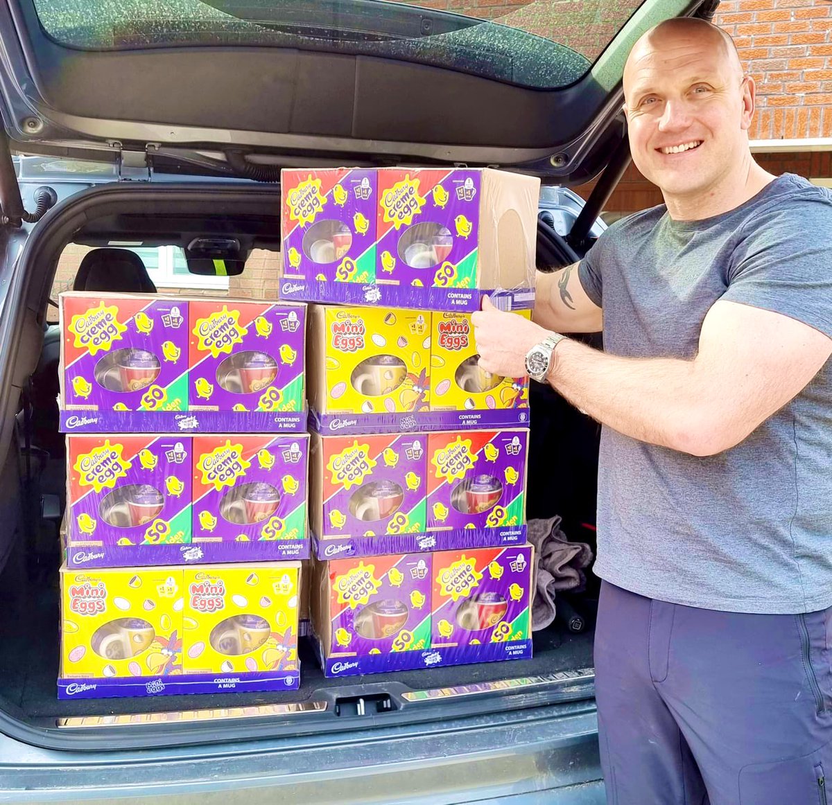 crankyhandbag78's tweet photo. A massive donation from Kirby Family @NeedleSmart of 80 eggs for @BigHelpProject @LivHomelessFC #allkidsdeserveeastereggs Thank you so much! 😍😘 Also for over 30 eggs from local Maghull people #community connected by @CafeGordon @crankyhandbag78 xx 😘 @Tesco https://t.co/tNdH8LnB9I
