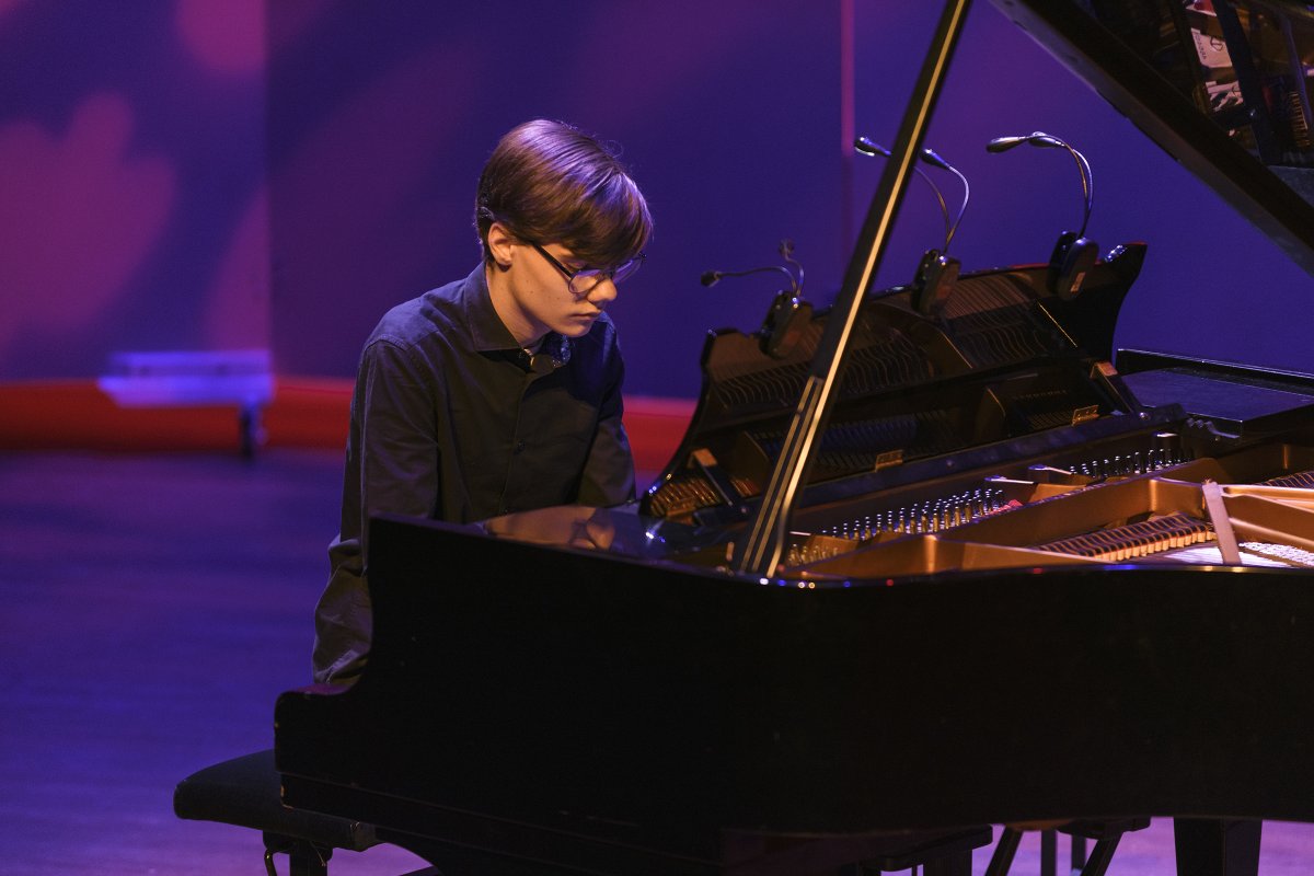 Mauro Goossens en Sterre Hond winnen het ToBe Solisten Concours 2021.
Tijdens een spannende online meeting toonde de jury alle video's en maakte de prijswinnaars bekend.  
ow.ly/RDfj50Ec8R9
#tobesolistenconcours #tobecultuurcentrum #muziek #concours