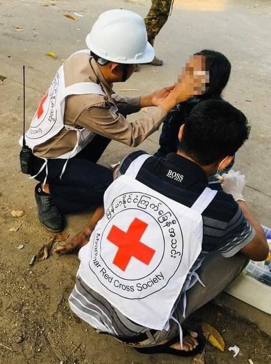 RodaKorset's tweet photo. Chockerande hur människor dödas, skadas och frihetsberövas under pågående våldsamheter vars humanitära konsekvenser sprider sig och ökar i flera stater och städer #Myanmar, säger ordförande Margareta Wahlström. Volontärerna gör ett enastående arbete med att bistå skadade. https://t.co/qqwcJ80GXT
