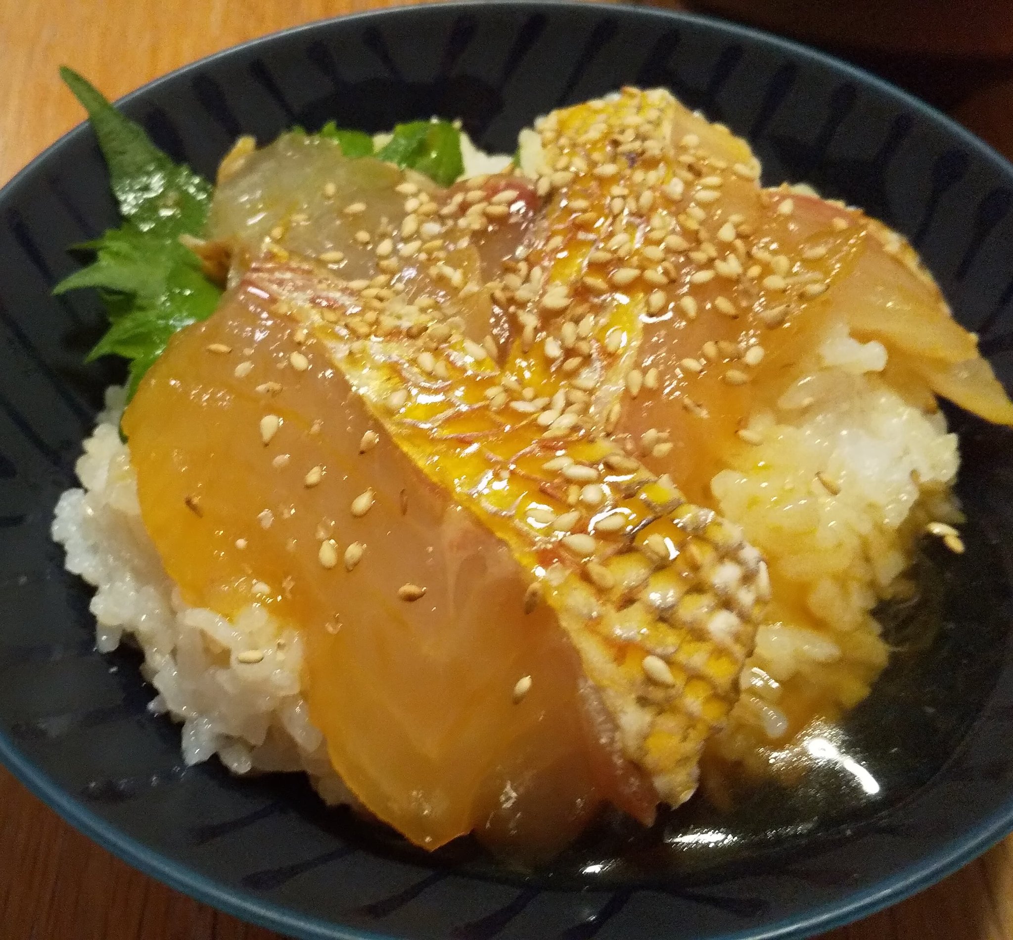 猫好きの魚屋さん いま スーパーの魚屋さんで桜鯛なるものが沢山並んでいると思います 桜鯛は 桜咲く頃 旬を迎える真鯛のことです ということで 買って帰って霜降りにしてお造りにしたのと 出汁と卵を混ぜたものに鯛を漬け込んだ鯛卵ご飯をつくり