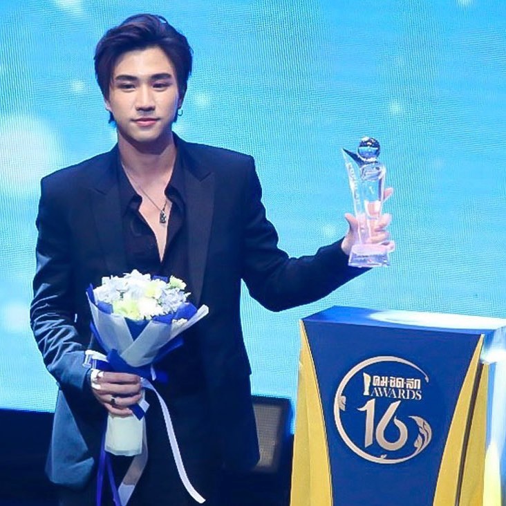 ปีที่แล้ว "เพิร์ธ ธนพนธ์" ได้รับรางวัล #คมชัดลึกอวร์ดครั้งที่16 ได้รางวัล Popular Vote สาขานักแสดงชายยอดนิยม 🏆🖤🐯 ปีนี้ #คมชัดลึกอวอร์ดครั้งที่17 ใครจะคว้าไปมาลุ้นกัน #PerthTanapon #KDPPE พบกับหนังเรื่องแรก #บอกโลกให้รู้ว่ากูรักมึง #TellTheWorldILoveYou
IG : telltheworldilu