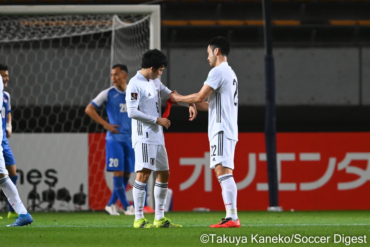 サカダイ 中の人 吉田麻也選手の交代時 キャプテンマークを託されたのは遠藤航選手 写真部 金子 サカダイ 中の人 吉田麻也選手の交代時 キャプテンマークを託されたのは遠藤航選手 写真部 金子