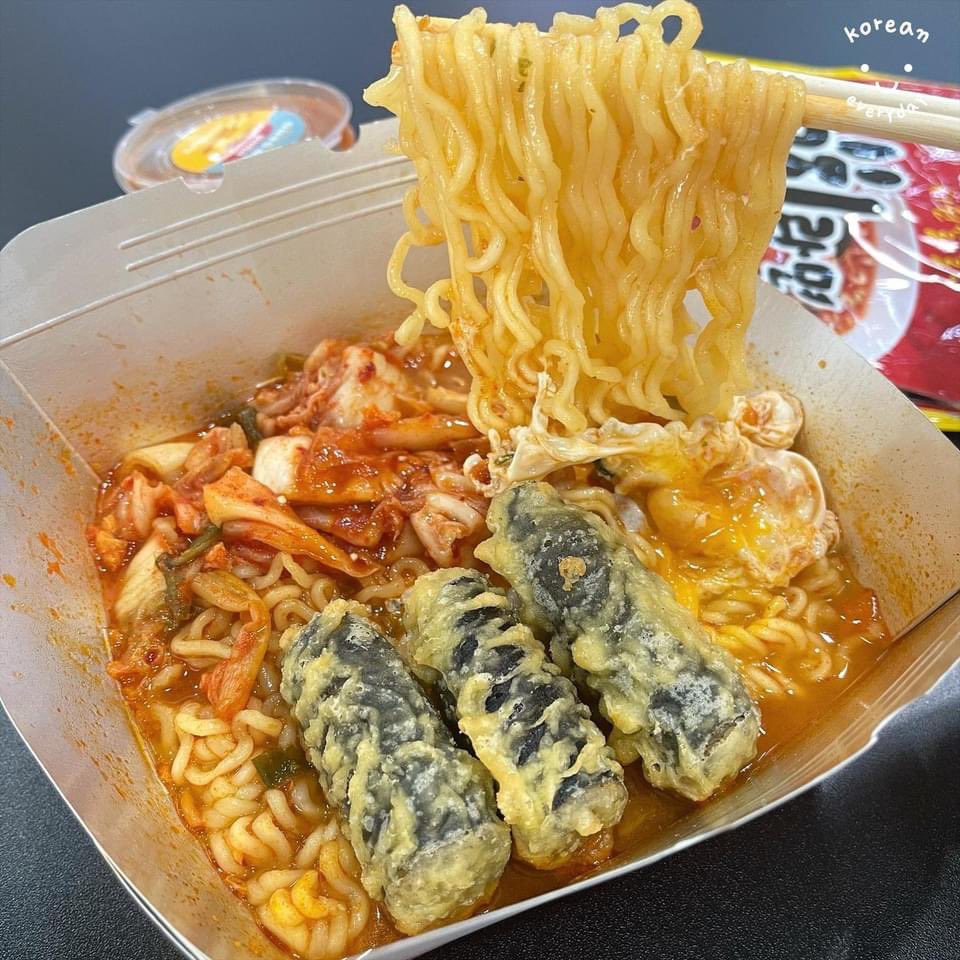 koreaneveryday_'s tweet photo. กรี๊ดๆ นี่มันเครื่องทำรามยอนอัตโนมัติเหมือนที่เกาหลีเลย😍 คือดีงาม เหมือนได้วาร์ปกลับไปบ้านเกิด! มีให้เลือกกว่า 20 แบบ ทั้งแบบแห้งและน้ำ ใครกลัวไม่อิ่มจะเพิ่ม topping ก็ได้ ราคาไม่แพง เริ่มต้น 55 บาท เพิ่มไข่อีก 5 บาท อร่อยกรุบบบ 😋 #อร่อยบอกต่อ https://t.co/b1sDvuV152