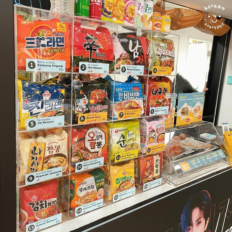 koreaneveryday_'s tweet photo. กรี๊ดๆ นี่มันเครื่องทำรามยอนอัตโนมัติเหมือนที่เกาหลีเลย😍 คือดีงาม เหมือนได้วาร์ปกลับไปบ้านเกิด! มีให้เลือกกว่า 20 แบบ ทั้งแบบแห้งและน้ำ ใครกลัวไม่อิ่มจะเพิ่ม topping ก็ได้ ราคาไม่แพง เริ่มต้น 55 บาท เพิ่มไข่อีก 5 บาท อร่อยกรุบบบ 😋 #อร่อยบอกต่อ https://t.co/b1sDvuV152