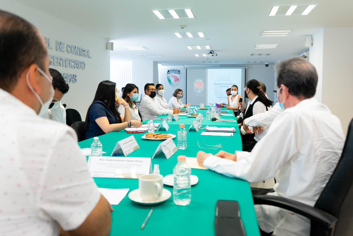 SESESPChiapas's tweet photo. El titular del #SESESP Sergio A. Aguilar Rivera, sostuvo una reunión de trabajo con directivos del Centro Estatal de Control de Confianza Certificado (C3) que encabeza Mario Alejandro Molina Villatoro, para contar con mejores elementos policiales certificados y evaluados. https://t.co/lHBlYtKce0