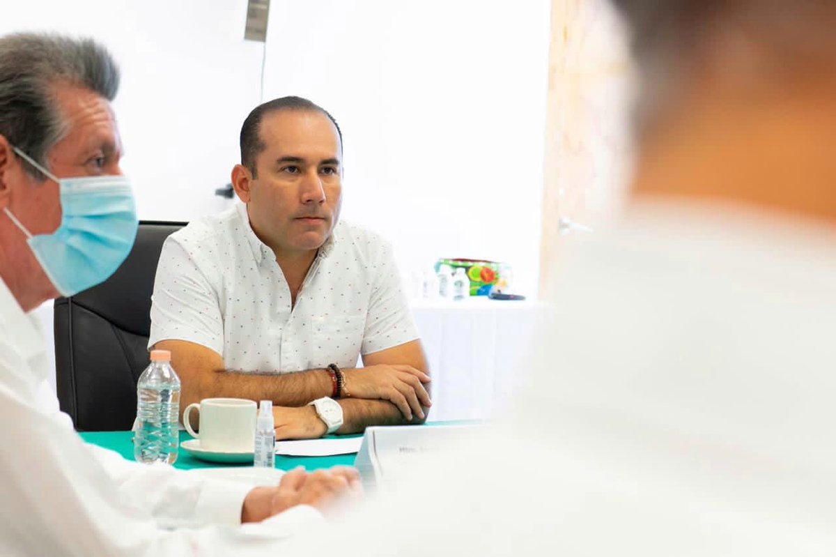 SESESPChiapas's tweet photo. El titular del #SESESP Sergio A. Aguilar Rivera, sostuvo una reunión de trabajo con directivos del Centro Estatal de Control de Confianza Certificado (C3) que encabeza Mario Alejandro Molina Villatoro, para contar con mejores elementos policiales certificados y evaluados. https://t.co/lHBlYtKce0