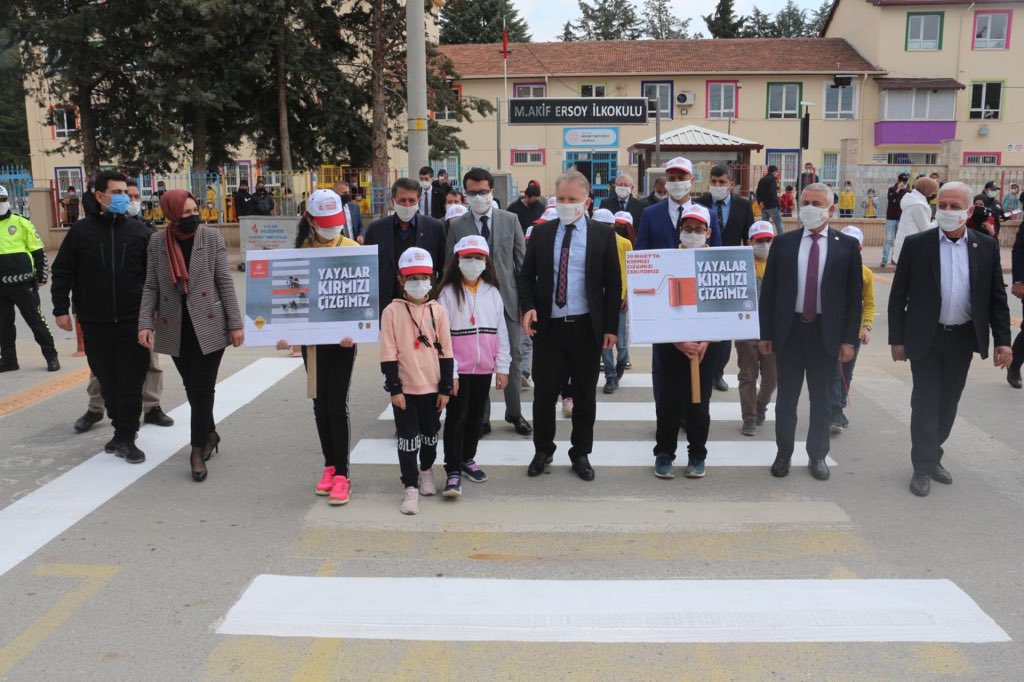 bskemrullahunal's tweet photo. İçişleri Bakanlığımızın başlatmış olduğu kampanyayı destekliyor, uyguluyor ve #Bucak olarak kırmızı çizgimizi çekiyoruz.🖍️

🚸“Yaya Önceliği Kırmızı Çizgimizdir”

#YayalarKırmızıÇizgimiz https://t.co/VCWuSbq5Zg