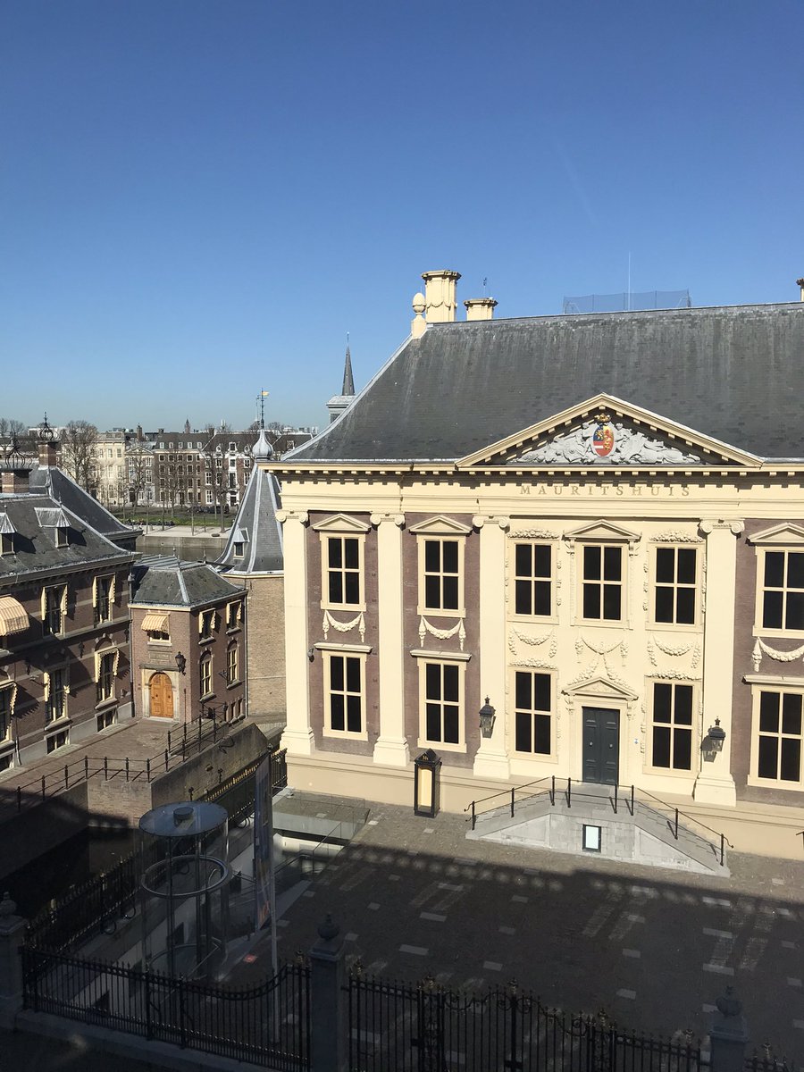 Volksvertegenwoordigers zijn passanten. Vandaag afscheid uit deTweede Kamer. Nog even een weemoedige blik naar buiten, zo meteen de afscheidsbijeenkomst in de plenaire zaal. Morgen treedt een nieuwe generatie Kamerleden aan. Ik wens hen veel succes!