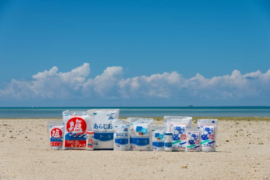 oishiishinbun's tweet photo. #オススメ調味料
沖縄の塩・シママース
青い海（沖縄県糸満市）

沖縄の塩（マース）づくりの伝統を今に伝える、様々な商品ラインナップを揃えている。看板商品「沖縄の塩 シママースⓇ」は平釜で焚き上げて粒の粗い塩に仕上げることで食材への付着が良く、味がなじみやすい
https://t.co/OGKZ119nFq https://t.co/A306dwTElu