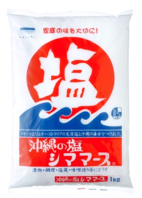 oishiishinbun's tweet photo. #オススメ調味料
沖縄の塩・シママース
青い海（沖縄県糸満市）

沖縄の塩（マース）づくりの伝統を今に伝える、様々な商品ラインナップを揃えている。看板商品「沖縄の塩 シママースⓇ」は平釜で焚き上げて粒の粗い塩に仕上げることで食材への付着が良く、味がなじみやすい
https://t.co/OGKZ119nFq https://t.co/A306dwTElu