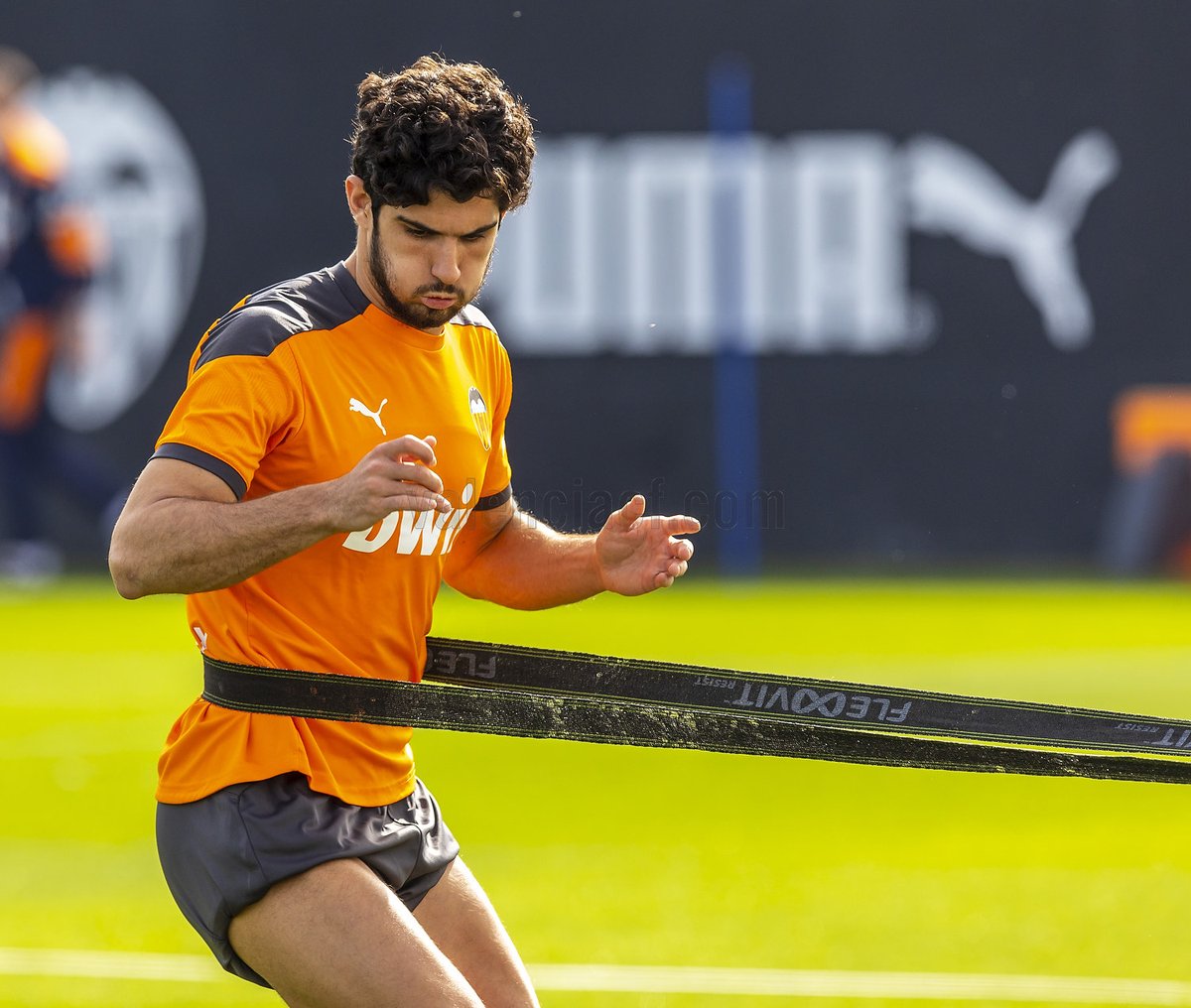 valenciacf's tweet photo. 📸 @gguedesoficial 💪🏽 @kevingameiro9 

🔜 #CádizValencia 

#JuntsAnemAMUNT 🦇 #OneFamilyVCF https://t.co/iW7bPjiWPH