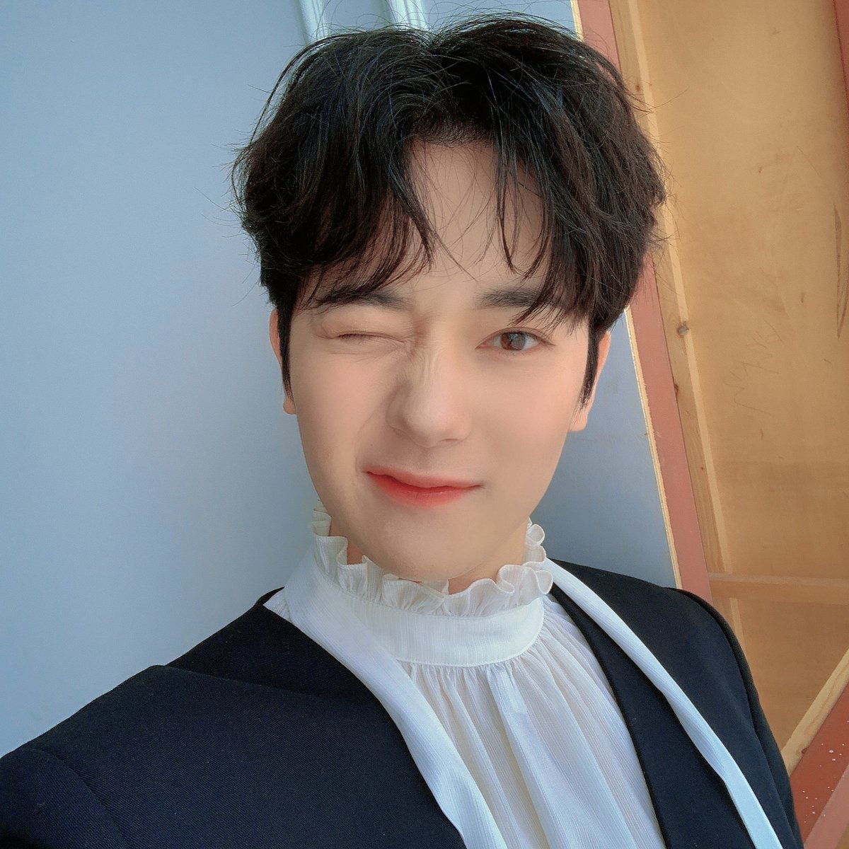 OmegaX_members's tweet photo. [#OX]

셀카 열심히 연습중... :)

#OMEGA_X #오메가엑스 #예찬 https://t.co/PYDezyoIsK