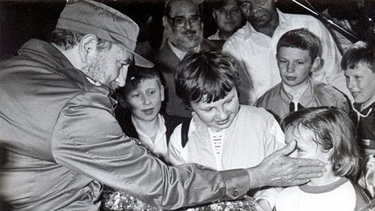 DiazCanelB's tweet photo. Soñar y continuar un país: La historia de "Sacha, el niño de Chernobyl" nos devuelve la memoria de otro hito de la Medicina y la solidaridad cubanas: hace 31 años, #Fidel  recibió primeros pacientes de Ucrania. Por más de 20 años, #Cuba dio cura o alivio a 26 000 niños #SomosCuba https://t.co/jo5XvLbTWz