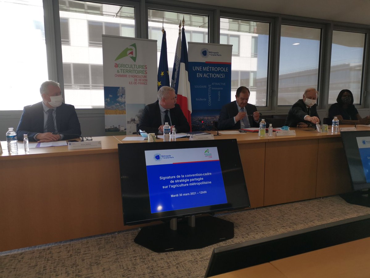 Signature d'une convention entre <a href="/GrandParisMGP/">Métropole du Grand Paris</a> et <a href="/CAIDF/">Chambre d'agriculture de région Ile-de-France</a> pour développer des projets viables  d'#agriculture d'#agricultureurbaine avec la transformation #agroalimentaire. Tout est à mettre en place. Le besoin est colossal. Vous lirez bientôt dans <a href="/CityAgri/">City Engineering Agri Stores</a>