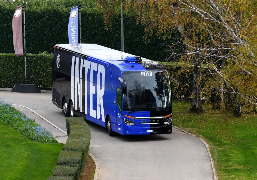 JuveThoughts's tweet photo. Inter in 2021:

-Juventus players
-Juventus management
-Juventus inspired bus
-Juventus inspired simplified logo

What’s next? https://t.co/uCd635UIHX