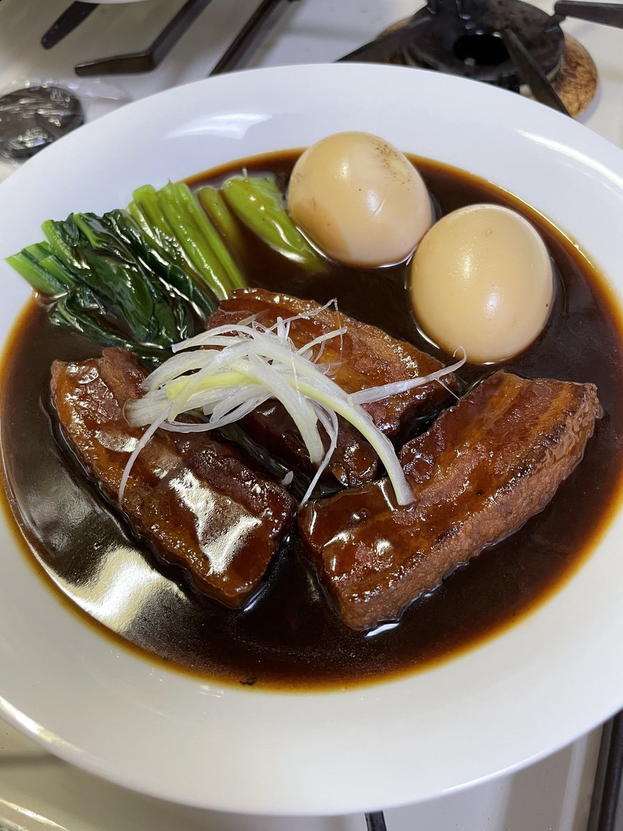 hetchara_thai's tweet photo. วันนี้ทำหมูสามชั้นตุ๋นสไตล์ญี่ปุ่นหรือ คะคุนี ค่ะ
今日、角煮を作ったよ。

      เนื่องจากเป็นวันหยุดภาคฤดูใบไม้ผลิของโรงเรียน เลยว่างจัดแบะมีฟิลว์ที่จะทำ เลยทำเมนูนี้เสร็จอย่างปราณีตเลยค่ะ 
学校の春休みなので、暇すぎて料理を作るやる気も溢れてこんな献立を細々作り上げたんです。 https://t.co/vTx3QylOWT