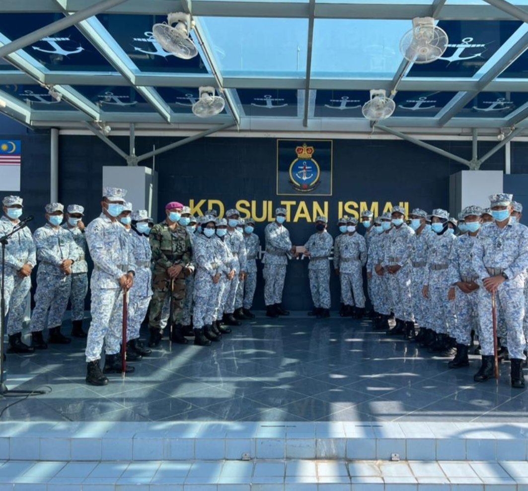 KdsiWisma's tweet photo. Penaung Wisma Mutiara KDSI menyampaikan sumbangan khairat kematian kepada BM PBK (I) Ahmad Faizal bin Ashaari keatas pemergian bapa beliau. Al-fatihah (Dibaca). https://t.co/2JNC2hCpUl