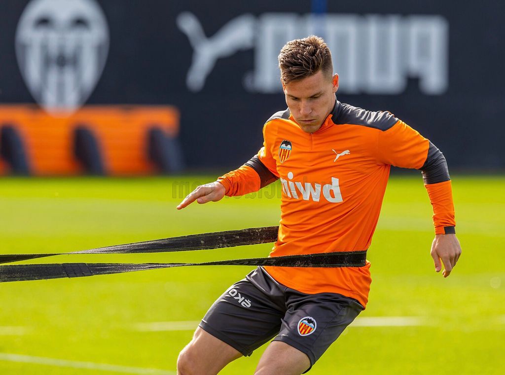 valenciacf's tweet photo. 📸 @gguedesoficial 💪🏽 @kevingameiro9 

🔜 #CádizValencia 

#JuntsAnemAMUNT 🦇 #OneFamilyVCF https://t.co/iW7bPjiWPH